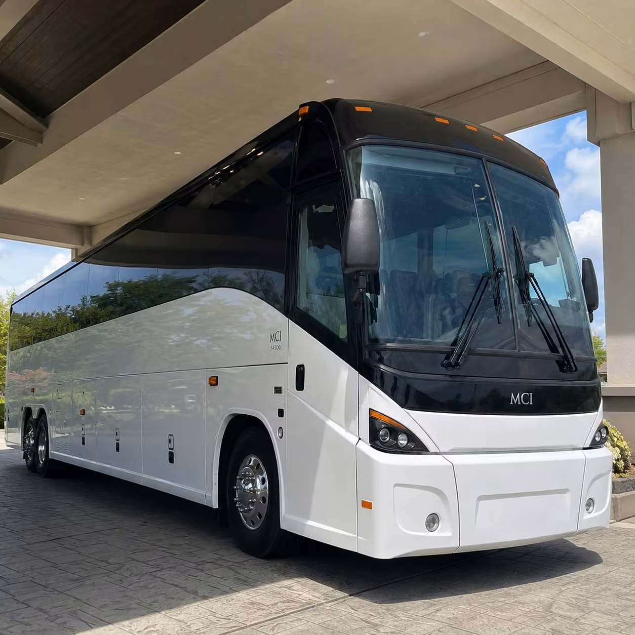 reliable charter bus shuttles between shawnee facilities and fort leavenworth